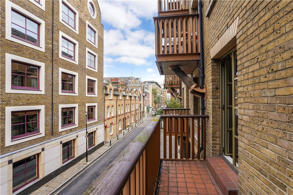 2 bed apartment for sale in Queen Elizabeth Street, London 5