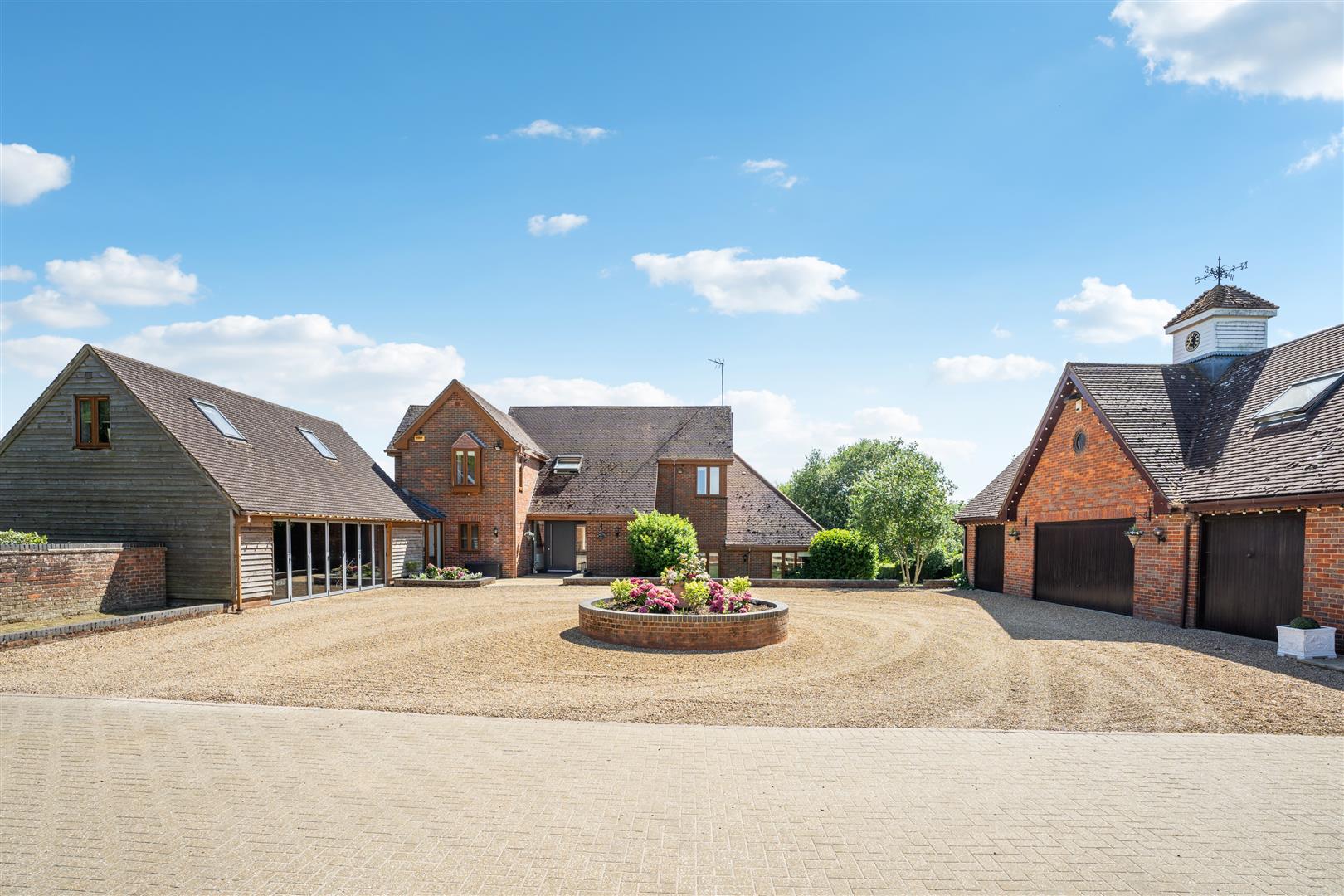 8 bed detached house for sale, Leighton Buzzard - Property Image 1