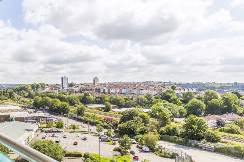 2 bed flat for sale in Skypark Road, Bristol  - Property Image 2