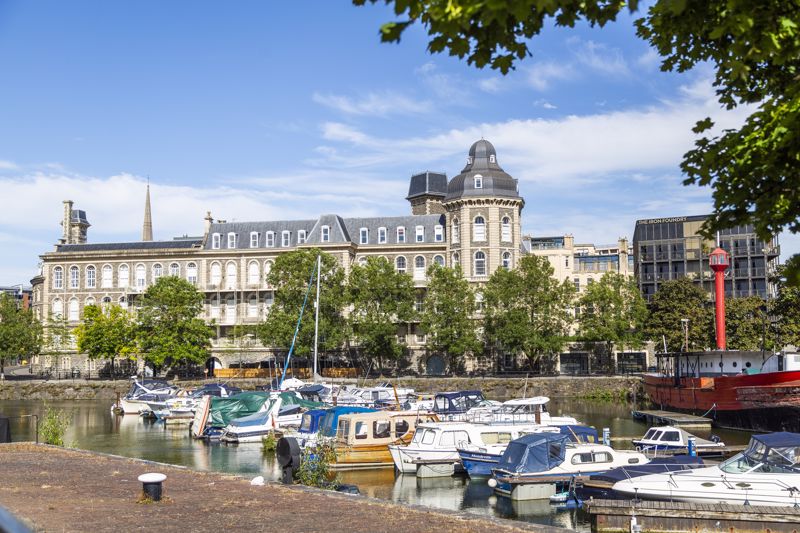 *** NO ONWARD CHAIN *** A charming one double bedroom lower ground floor apartment located within a highly desirable development on Bristol's stunning Harbourside.