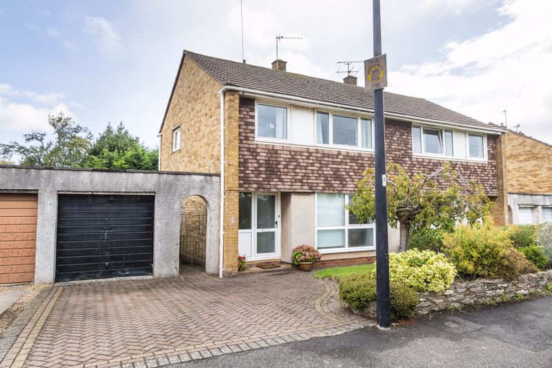 NO CHAIN Three-bedroom semi-detached home located within a short walk from excellent primary school and within close proximity to village amenities, offering a private GARDEN, GARAGE and PRIVATE DRIVEWAY.