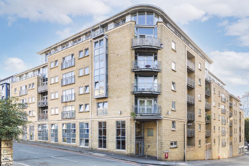 <br/><br/>Two double bedroom apartment with a private low maintenance garden and underground parking space. Spacious modern apartment located in the city centre.  No onward chain.