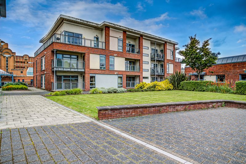 Picture Yourself Living at the Centre of One of the Top 10 Cities in the UK. This stylish upper floor apartment, ideally situated next to Castle Park and the Floating Harbour, has been finished to a high standard with modern integrated kitchen and bathroom suite. Offered to the market with no onward chain.