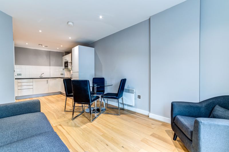 *** NO ONWARD CHAIN *** A contemporary one bedroom first floor apartment located right in the heart of the City Centre, offering immediate access to the Watershed Harbourside area, Queens Square and Park Street. Please enquire for further information.