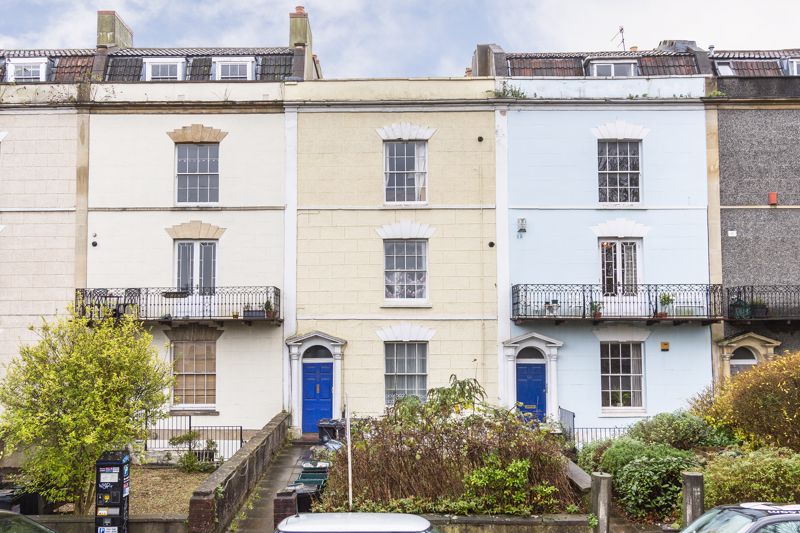 A spacious Grade II listed lower ground floor apartment benefitting from it's own private entrance, generous size garden and parking space. Ideal for first time buyers and investors.
