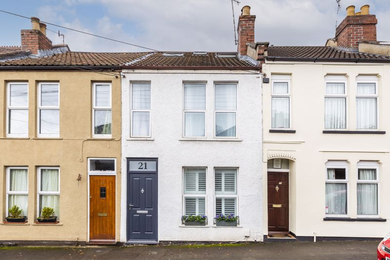 Well presented victorian mid-terrace three-bedroom property benefitting from a level south-west facing garden, open plan kitchen dining room and en-suite.