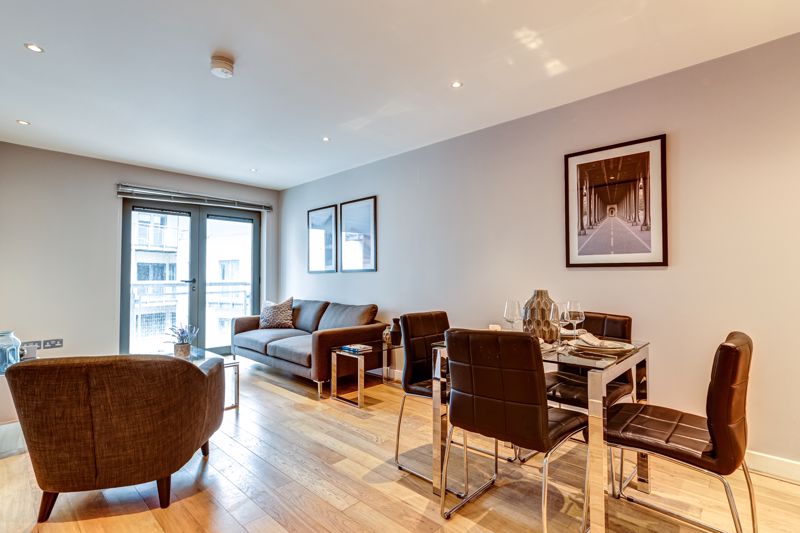 *** NO ONWARD CHAIN *** A contemporary one bedroom apartment with BALCONY located right in the heart of the City Centre, offering immediate access to the Watershed Harbourside area, Queen Square and Park Street. Please enquire for further information.