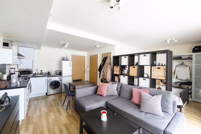 Flat for sale in Cathedral Walk, Bristol  - Property Image 1