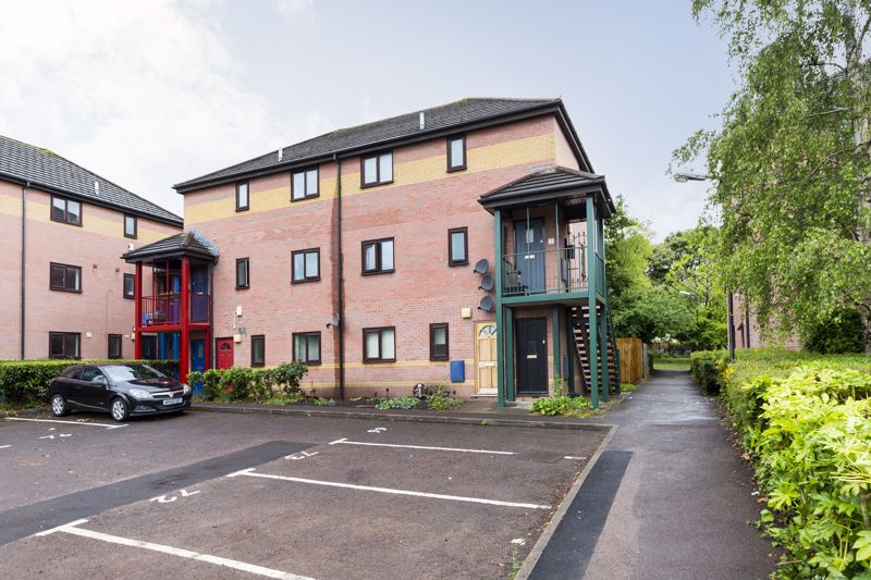 *** NO ONWARD CHAIN *** A modern purpose built one bedroom apartment with allocated parking located in a popular elevated position in Totterdown.