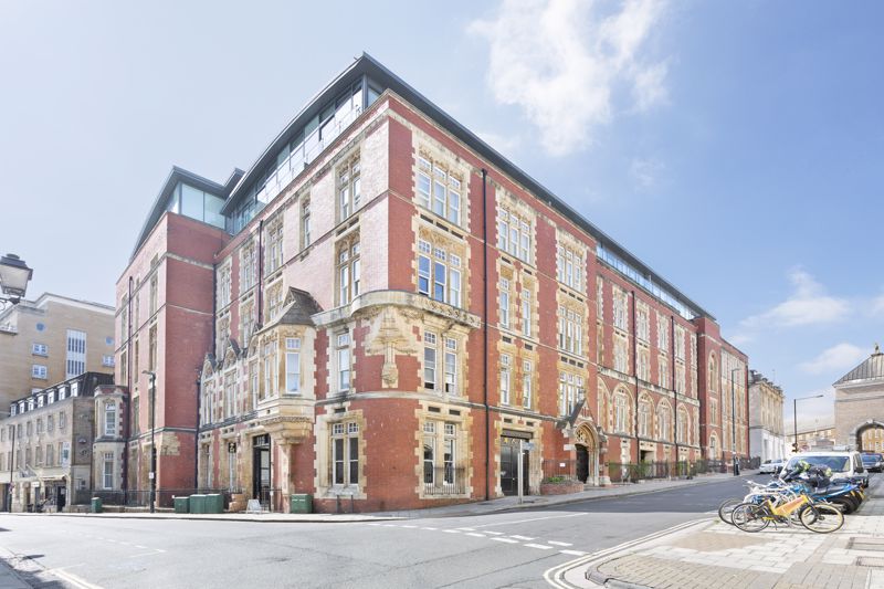 A luxurious light and spacious one double bedroom flat, set within the highly sought after 10 Unity St modern development. This former Merchant Venturers' College building dates back to 1865 and forms part of Bristol's rich heritage. The building has been sympathetically converted into 49 contemporary city apartments in 2005, this historic building retains a wealth of classic Victorian-Gothic architecture including exquisite red-brick arches in the communal hallways. Immediately convenient for the city centre, harbour side and within easy access of Clifton and Bristol University. Other benefits include: two entrances, two lifts, attractive communal decked courtyard. Allocated parking can also be obtained for an extra £75 per month. Available 7th July 2022.