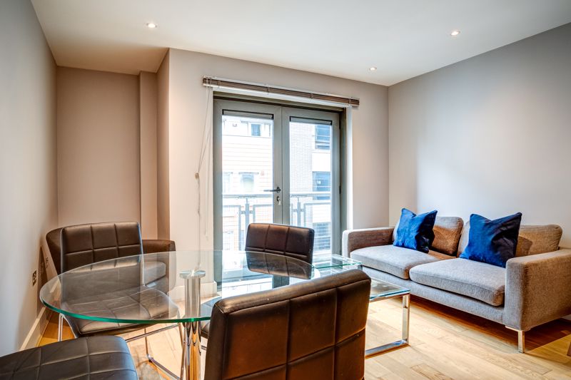 *** NO ONWARD CHAIN *** A contemporary one bedroom apartment with BALCONY located right in the heart of the City Centre, offering immediate access to the Watershed Harbourside area, Queens Square and Park Street. Please enquire for further information.