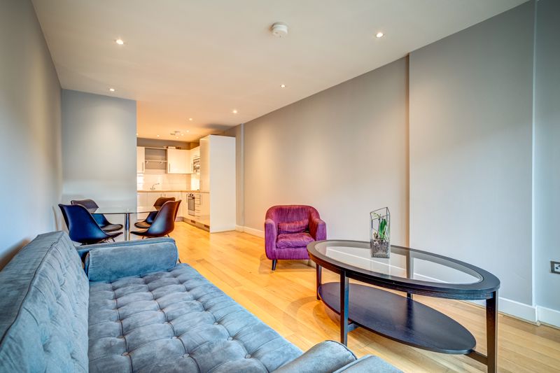*** NO ONWARD CHAIN *** A contemporary one bedroom apartment with balcony located right in the heart of the City Centre - ideal for first time buyers and investors.
