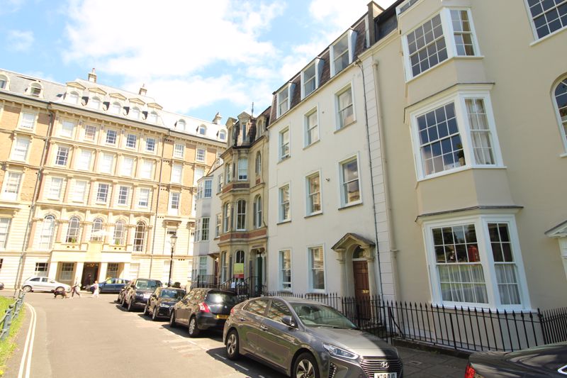 2 bed flat to rent, Clifton - Property Image 1