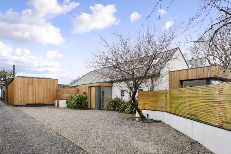 Guide price range £1,000,000 - £1,100,000 - Stunning four bedroom detached bungalow situated in 0.3 acre plot with detached annex, home gym and off street parking.
