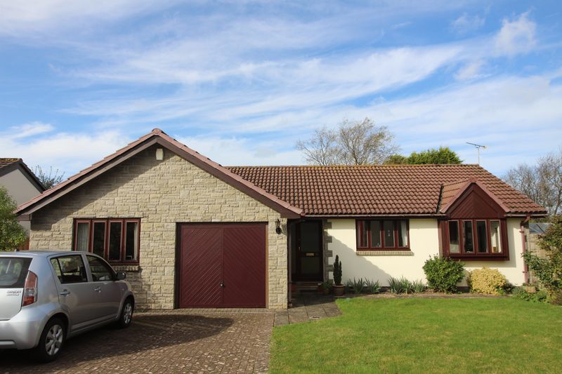 Alexander May are pleased to present this detached three-bedroom bungalow located on a quiet cul-de-sac in Failand. 