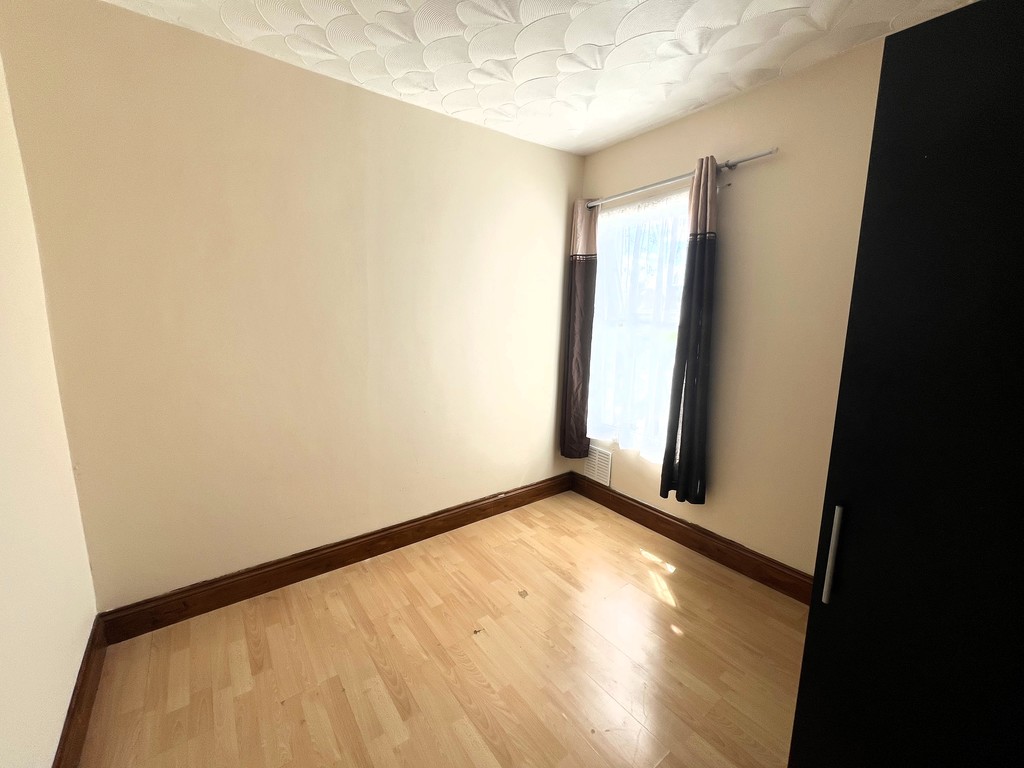 3 bed semi-detached house to rent in Inverness Road, Middx 4