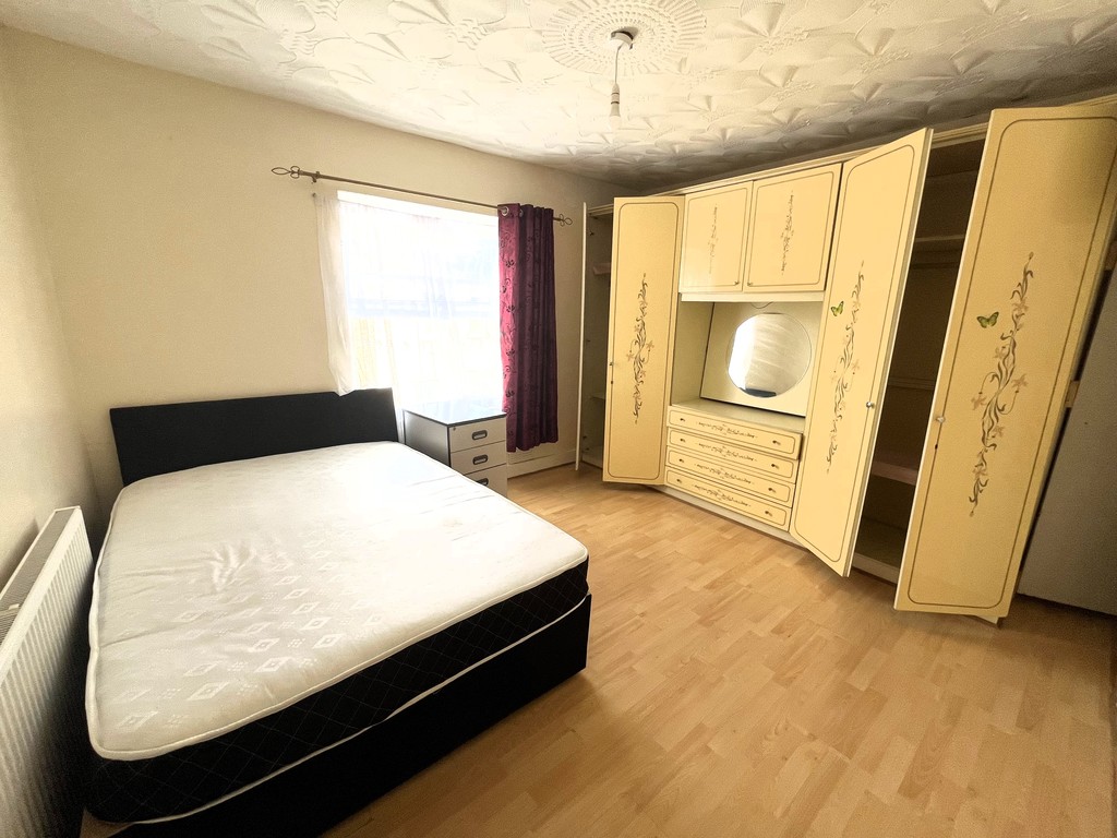 3 bed semi-detached house to rent in Inverness Road, Middx 6