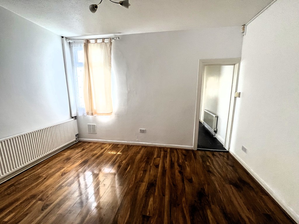 3 bed semi-detached house to rent in Inverness Road, Middx 1