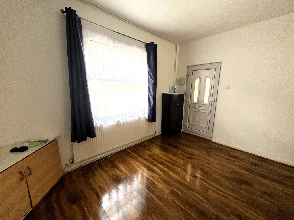 3 bed semi-detached house to rent in Inverness Road, Middx  - Property Image 3