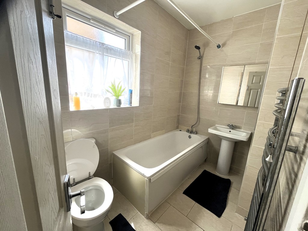 3 bed semi-detached house to rent in Inverness Road, Middx 7