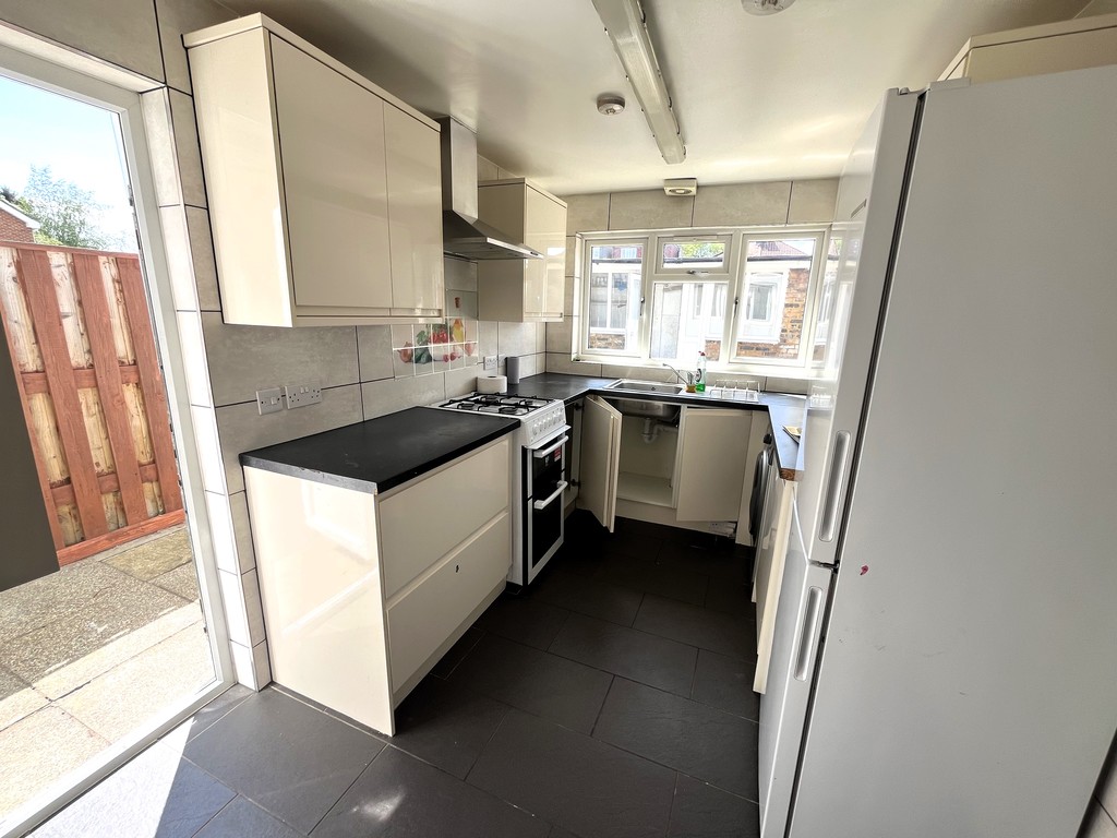 3 bed semi-detached house to rent in Inverness Road, Middx  - Property Image 4