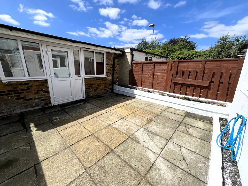 3 bed semi-detached house to rent in Inverness Road, Middx 8