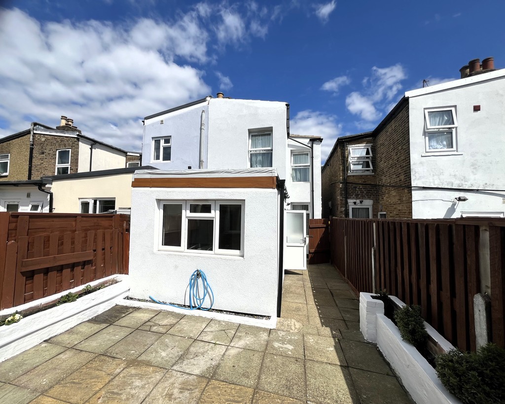 Empire Estates are PLEASED TO OFFER TO LET this WELL PRESENTED & SPACIOUS 3 BED HOUSE Located off Staines Road, Hounslow.  The property comprises LARGE LIVING ROOM, FITTED KITCHEN, BATHROOM / WC, 3 GOOD SIZED BEDROOMS on the first floor, Well maintained rear garden with storage shed.  Benefits from double glazing and gas central heating.  Located just a short walk from Hounslow High Street, close to local amenities, shops and schools. COUNCIL TAX BAND C - APPROX £1,854.06 PER ANNUM.