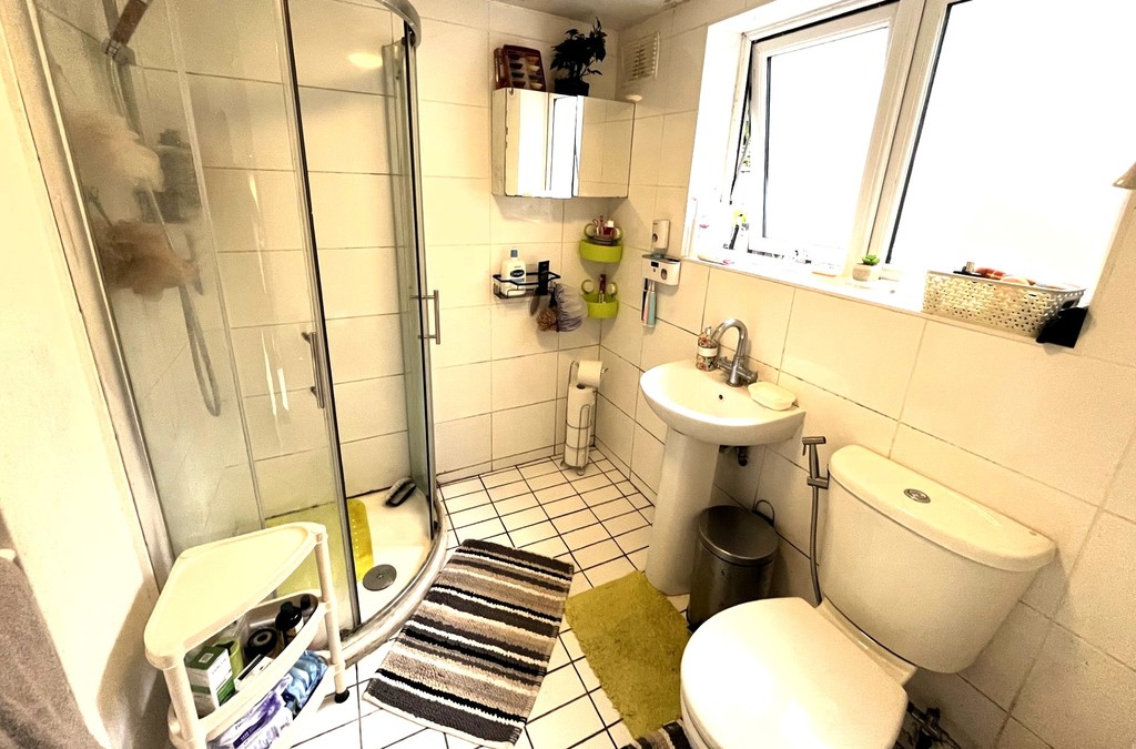 2 bed end of terrace house to rent in Martindale Road, Middlesex 7