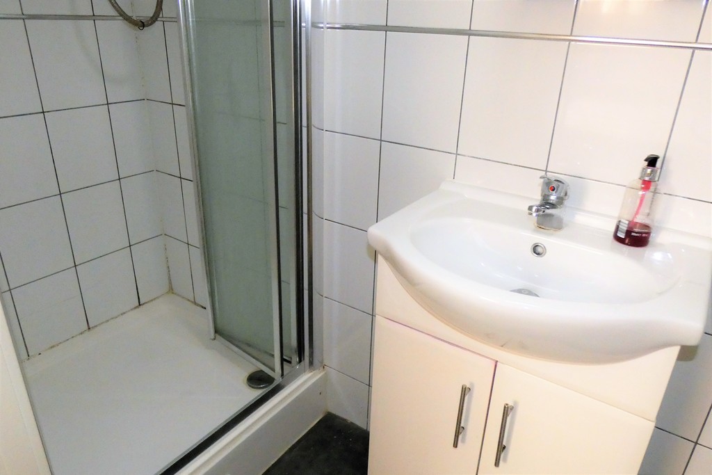 1 bed house share to rent in Grove Road R, Middlesex 3