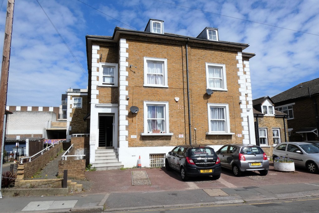 1 bed house share to rent in Grove Road R, Middlesex 7