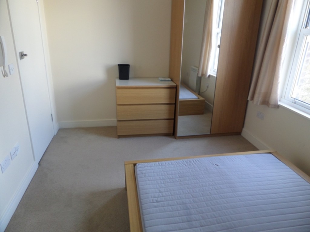 1 bed house share to rent in Grove Road R, Middlesex 1