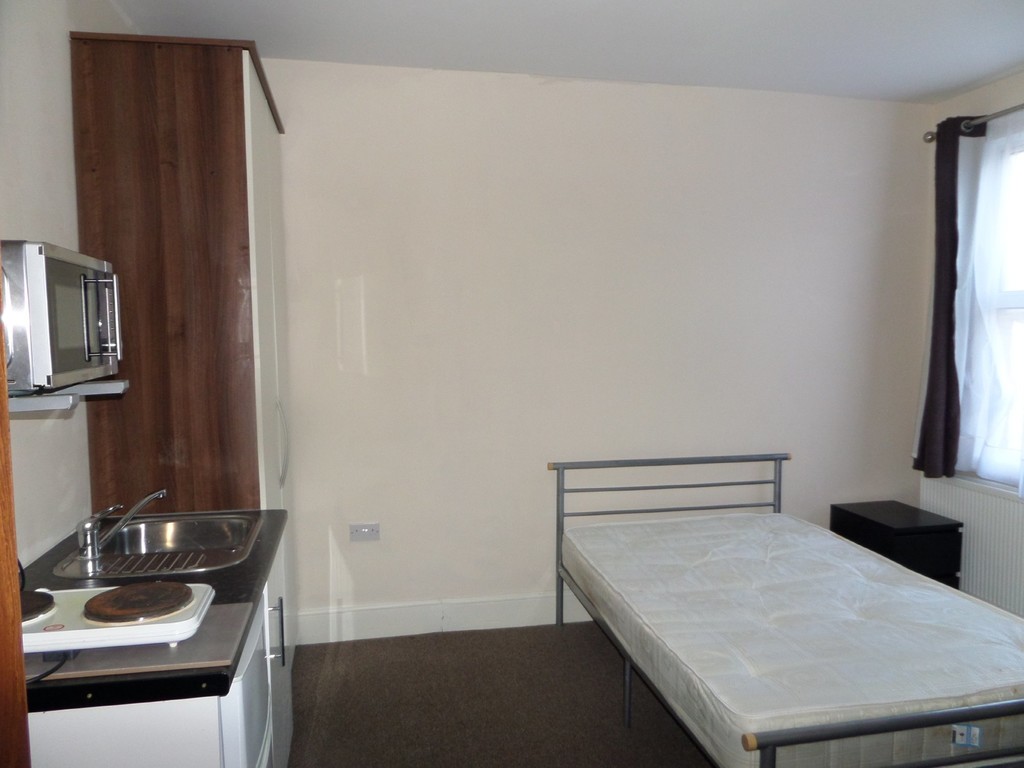1 bed house share to rent in Bright & Beautiful Studio - Bellclose Road UB7