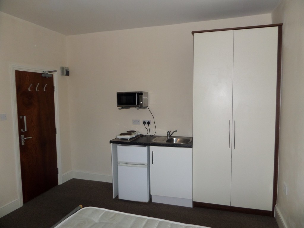 1 bed house share to rent in Bright & Beautiful Studio - Bellclose Road UB7 2