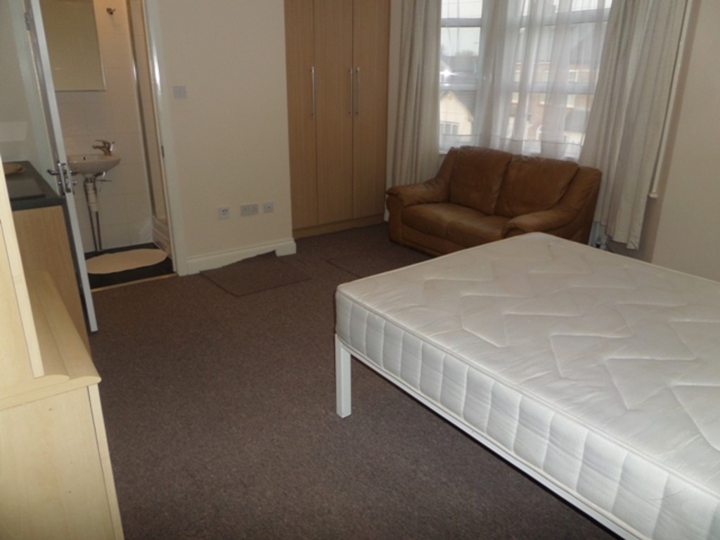 1 bed house share to rent in Otterfield Road, Middlesex  - Property Image 4