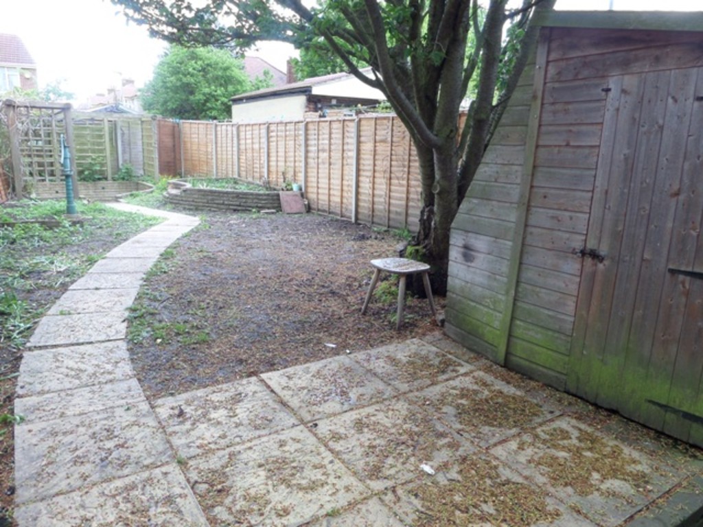 2 bed terraced house to rent in Martindale Road, Middlesex 6