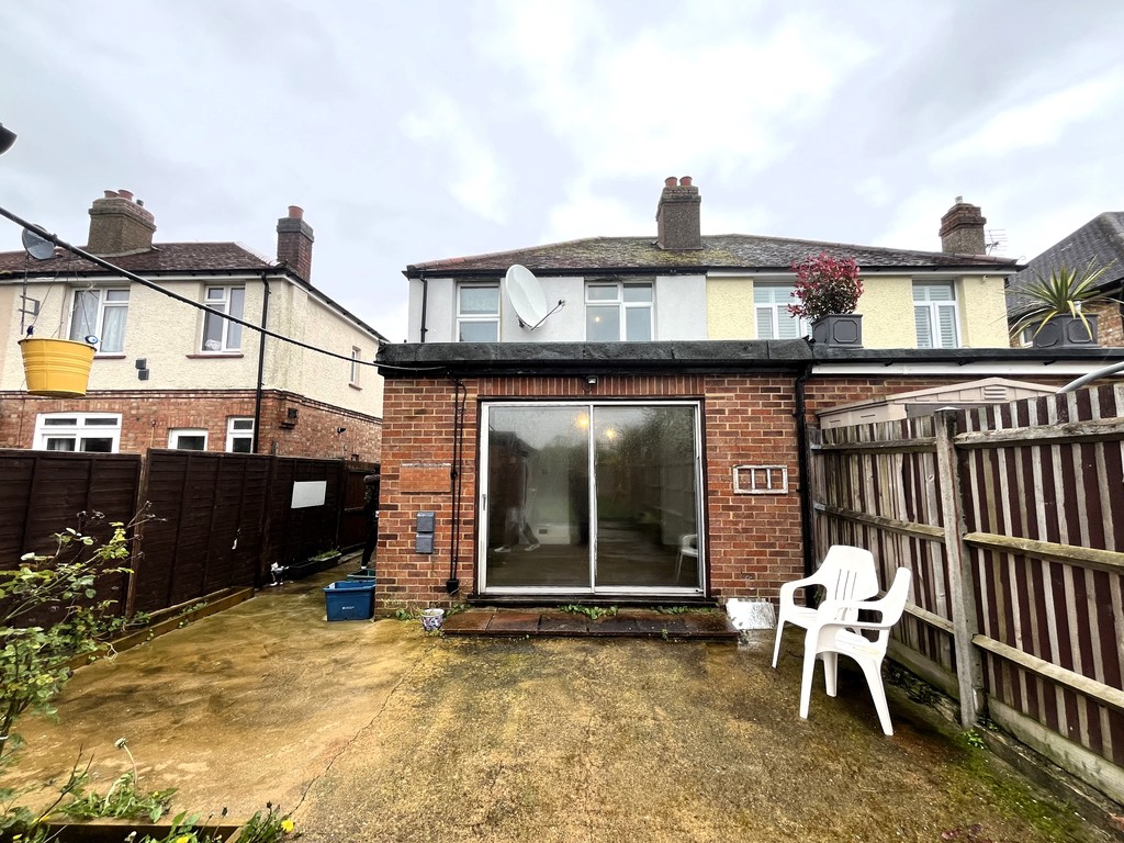 4 bed semi-detached house to rent in Shaftesbury Avenue, Middlesex 7