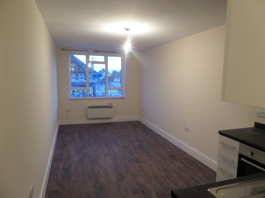 1 bed studio flat to rent in Staines Road, Feltham 1