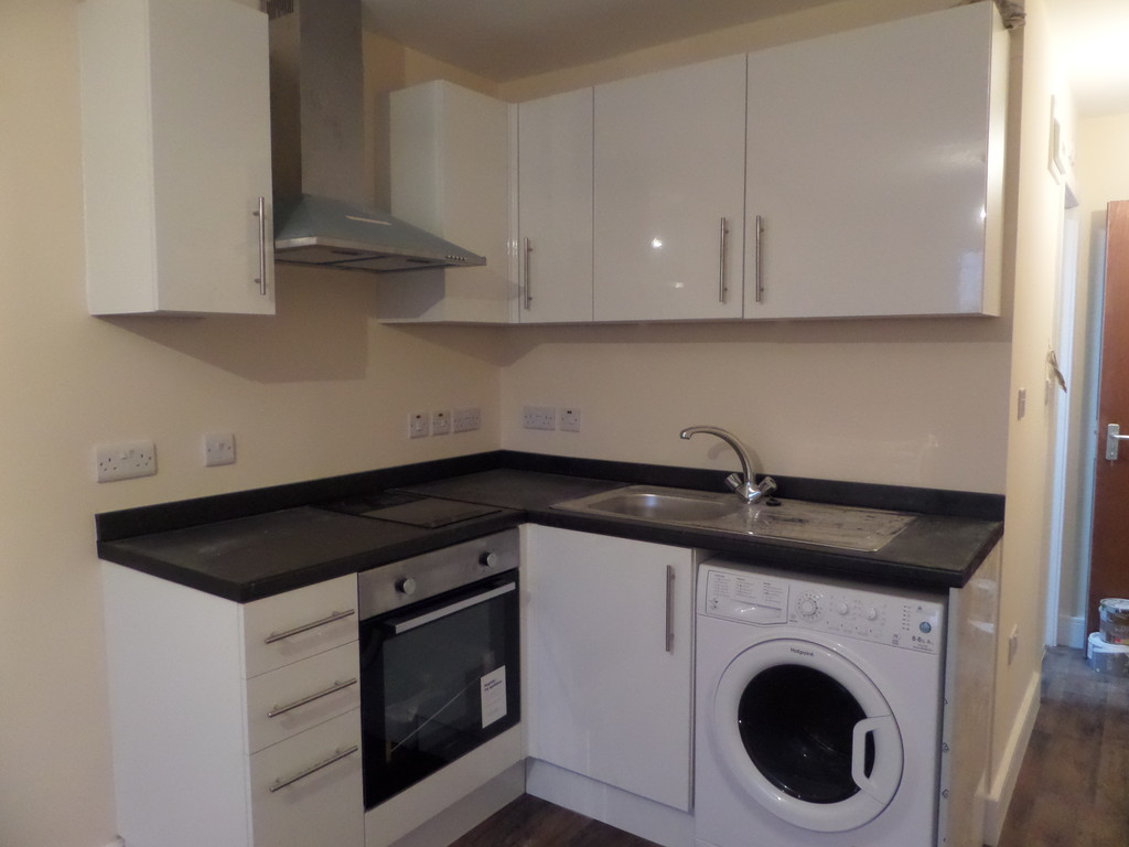 1 bed studio flat to rent in Staines Road, Feltham 2