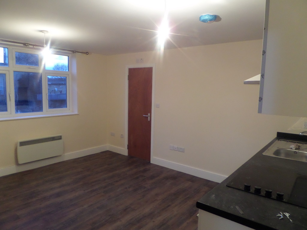1 bed studio flat to rent in Staines Road, Feltham 1