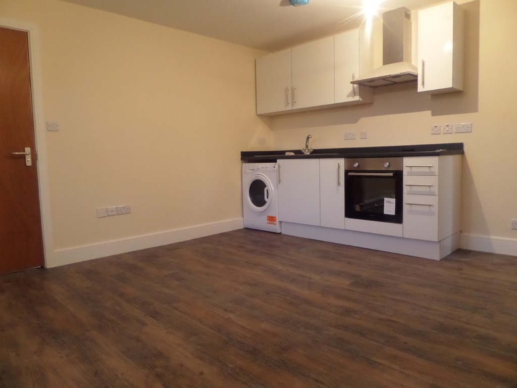 1 bed studio flat to rent in Staines Road, Feltham 0