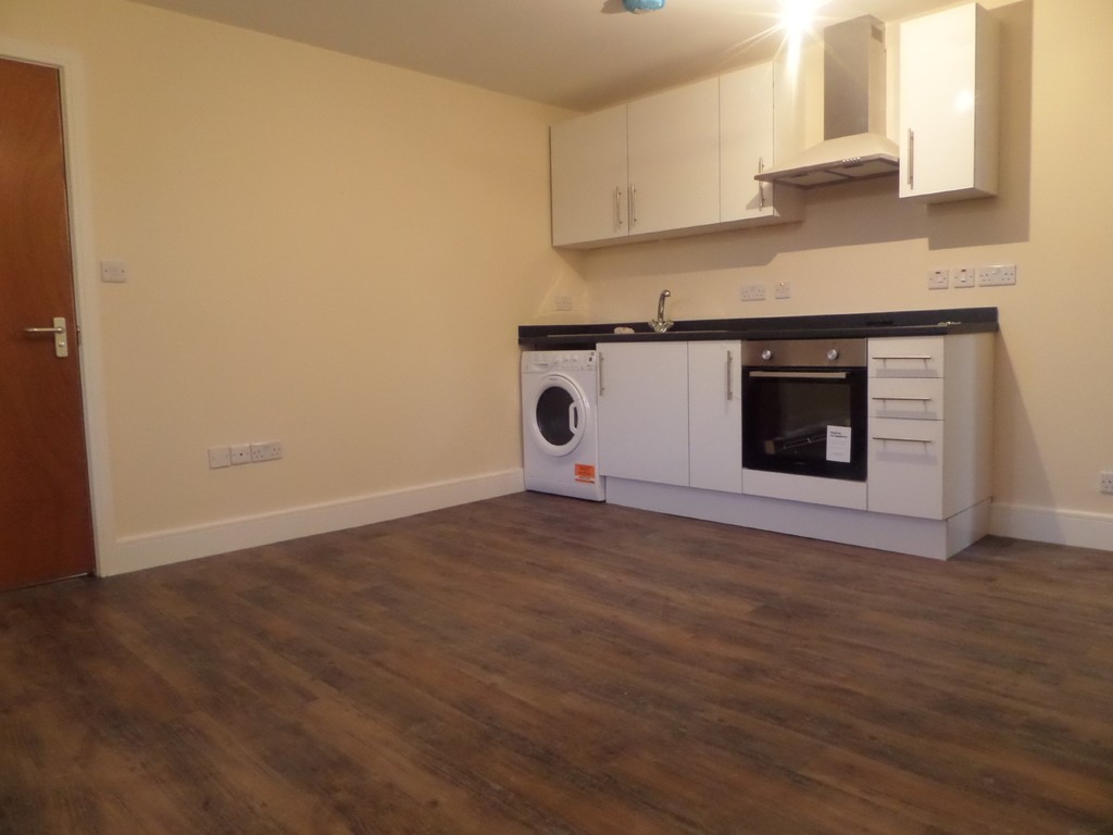 1 bed studio flat to rent in Staines Road, Feltham - Property Image 1