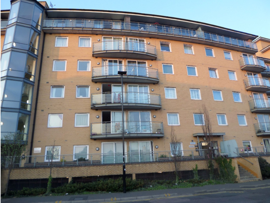 1 bed apartment to rent in Highfield Road, Feltham 1