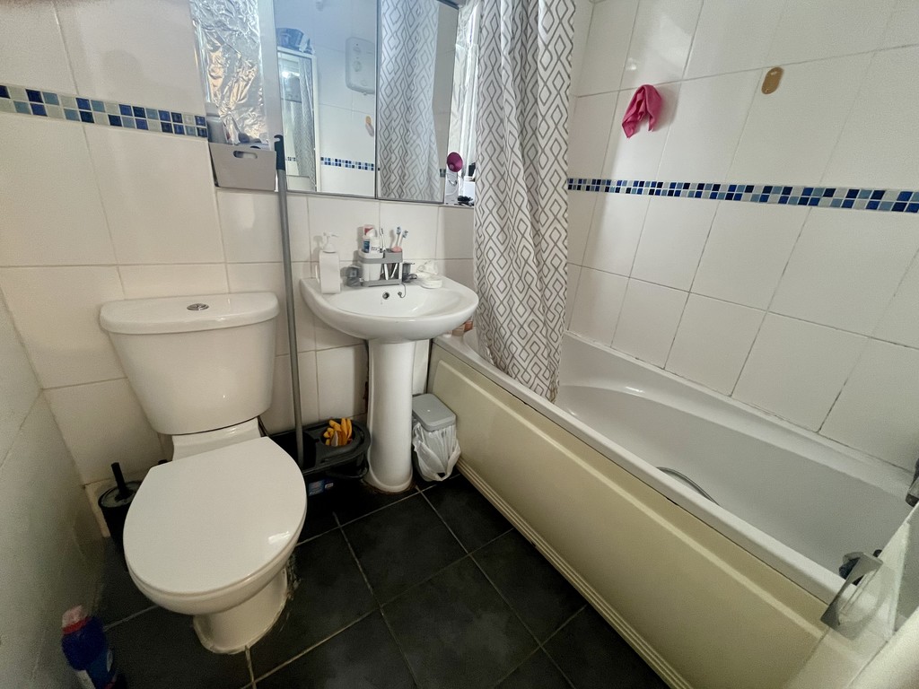 2 bed flat to rent in Staines Road  - Property Image 4