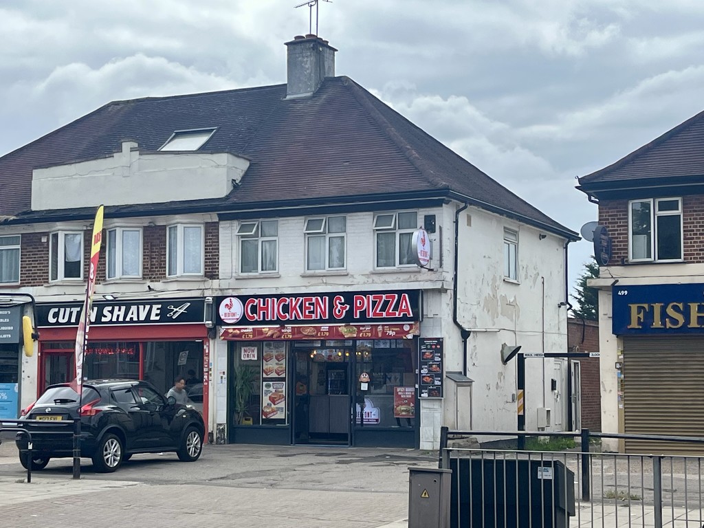 2 bed flat to rent in Staines Road 4