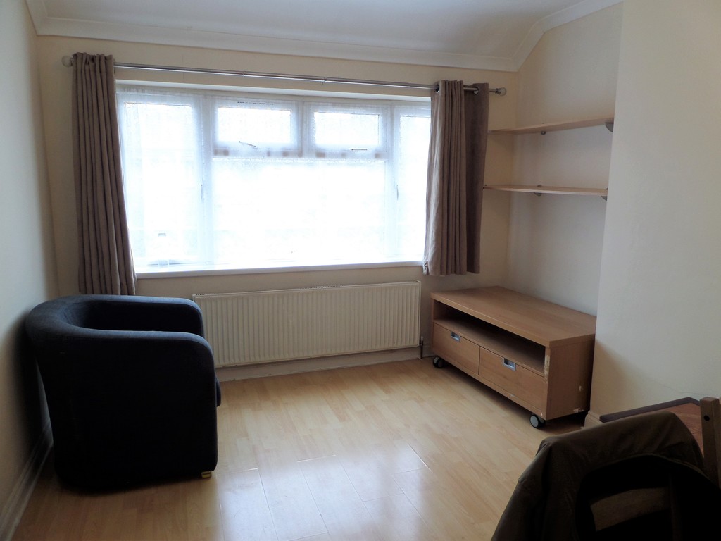 2 bed maisonette to rent in Berwick Avenue, Hayes 1