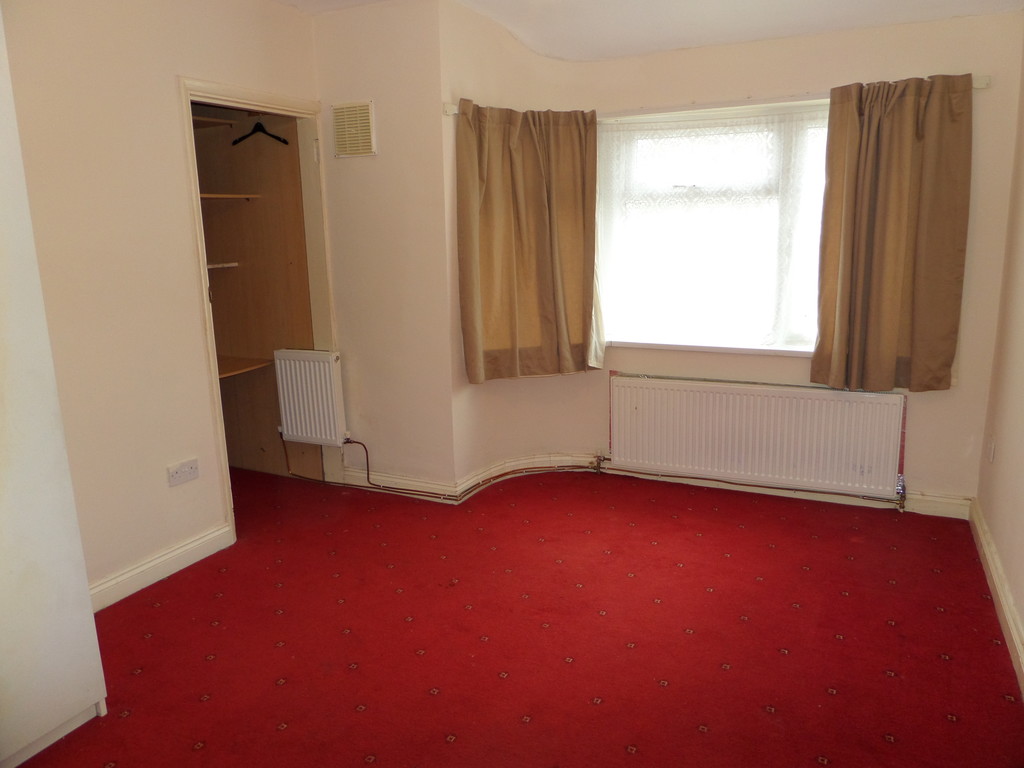 2 bed maisonette to rent in Berwick Avenue, Hayes 2