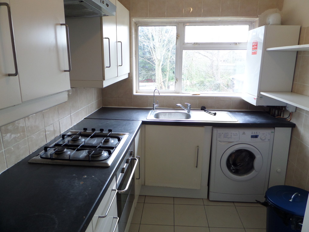 2 bed maisonette to rent in Berwick Avenue, Hayes  - Property Image 4