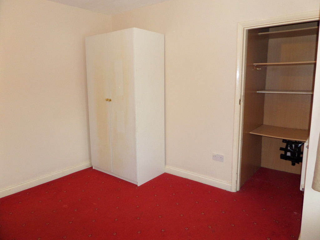 2 bed maisonette to rent in Berwick Avenue, Hayes 4