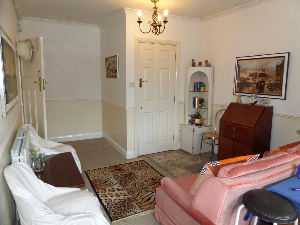 2 bed flat for sale in Staines Road, Feltham  - Property Image 2