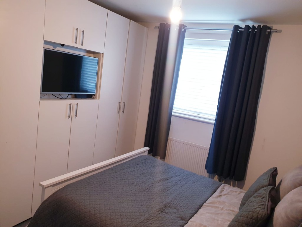 2 bed apartment for sale in Page Road, Feltham  - Property Image 4